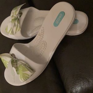 MAKE AN OFFER Spa Shower massage slippers. Size looks like an 8M or just M.